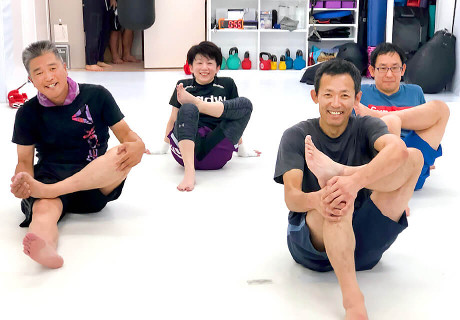 戸塚区原宿の地域密着型 少人数制スポーツジム「ハピスポ」　大人クラスプログラム「肩コリ・頭痛・腰痛・膝痛改善はぴトレ」実践風景