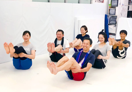 戸塚区原宿の地域密着型 少人数制スポーツジム「ハピスポ」　大人クラスプログラム「美姿勢エクササイズ」実践風景