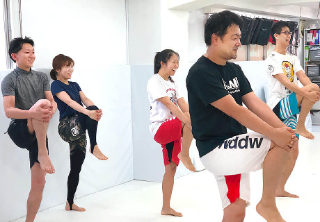 戸塚区原宿の地域密着型 少人数制スポーツジム「ハピスポ」　大人クラスプログラム「転倒予防はぴトレ」実践風景