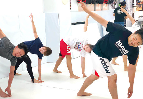 戸塚区原宿の地域密着型 少人数制スポーツジム「ハピスポ」　大人クラスプログラム「ハッピーボディケア体操」実践風景