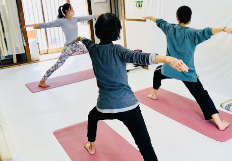 戸塚区原宿の地域密着型 少人数制スポーツジム「ハピスポ」　ヨガクラスプログラム「美容と健康ベーシックヨガ」実践風景